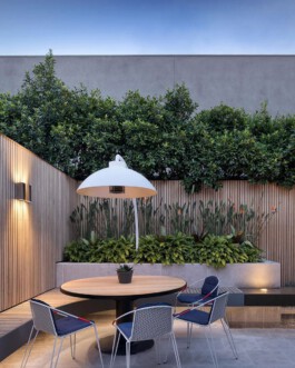 Runde Sitzecke mit DOME-Leuchte von Heatsail und Holzverkleidung von Schreinerei Maier