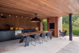 DOME Pendelleuchte über Outdoor-Küche mit Holzverkleidung von Schreinerei Maier