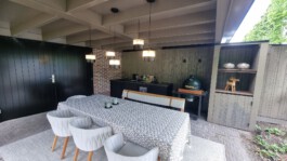 GLOW Pendelleuchten von Heatsail über Outdoor-Essbereich mit Möbeln von Schreinerei Maier