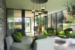 GLOW Leuchten über moderner Outdoor-Lounge mit Holzdetails von Schreinerei Maier